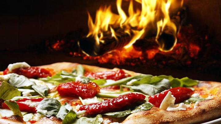 Dégustez nos pizzas croustillantes, aux saveurs fumées.